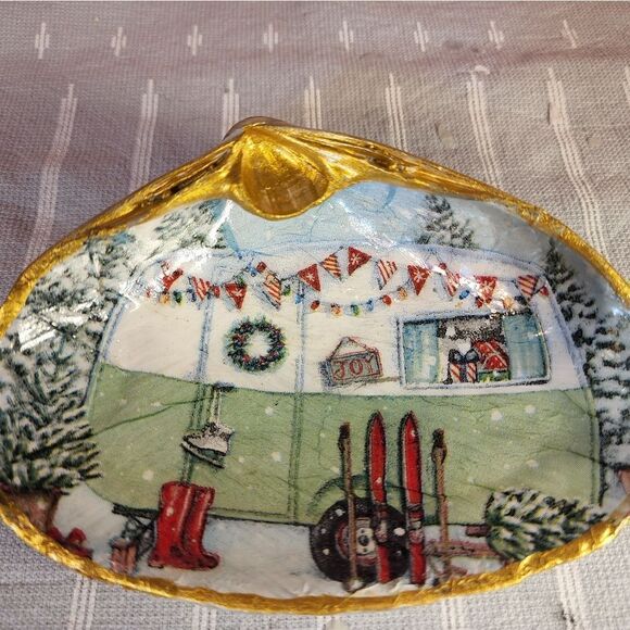 DECOUPAGE CLAM SHELL DECOUPAGE CHRISTMAS TRAILER ON A CLAM SHELL TRINKET DISH - Picture 4 of 10